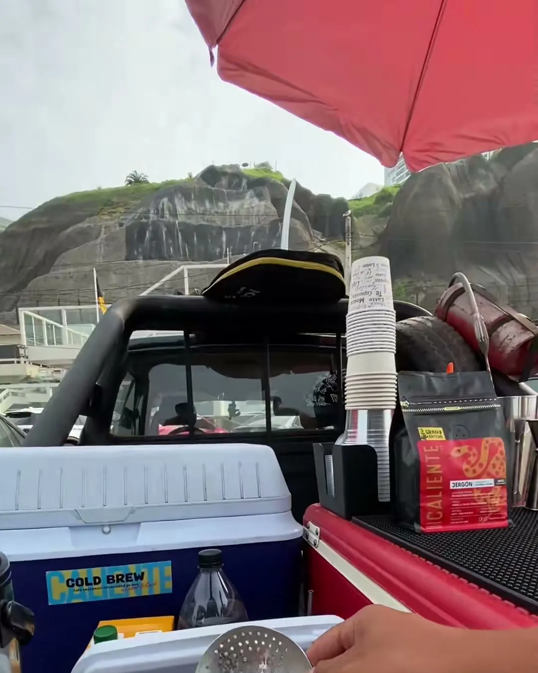 La camioneta de Fiera con la sombrilla roja y la pizarra